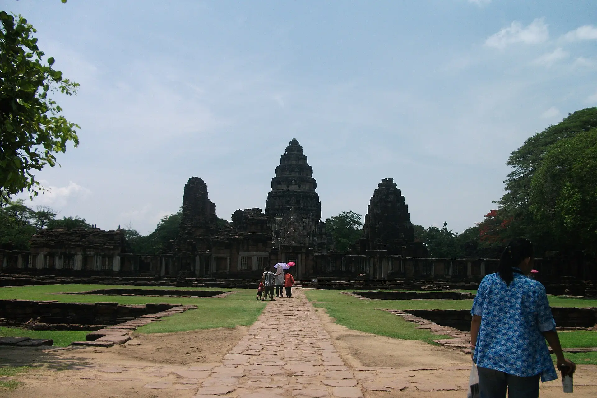 ที่มา: Wikimedia Commons ปราสาทหินพิมาย จังหวัดนครราชสีมา